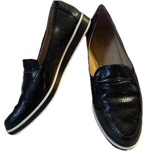 Naturalizer Women’s Black  size 11M slip on shoe in black EUC